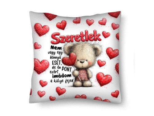 Díszpárna (26×26 cm) „Nem vagy egy könnyű eset, de ezért imádlak” – Vicces szerelmes macis párna | Valentin-napi ajándék